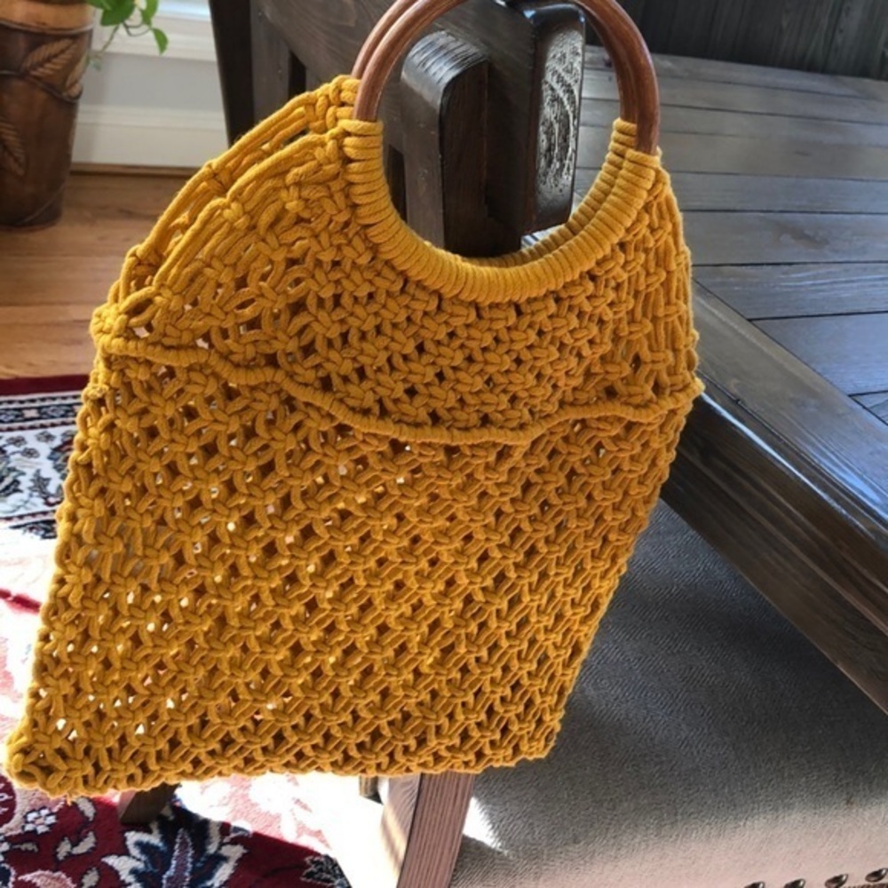Crossi mustard knit woven bag with wooden handles